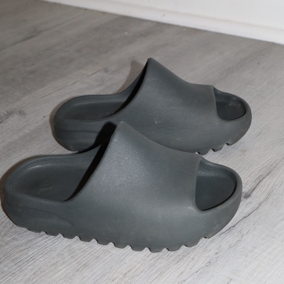 Adidas Yeezy Slide in Dark Onyx - Picture 2 of 5